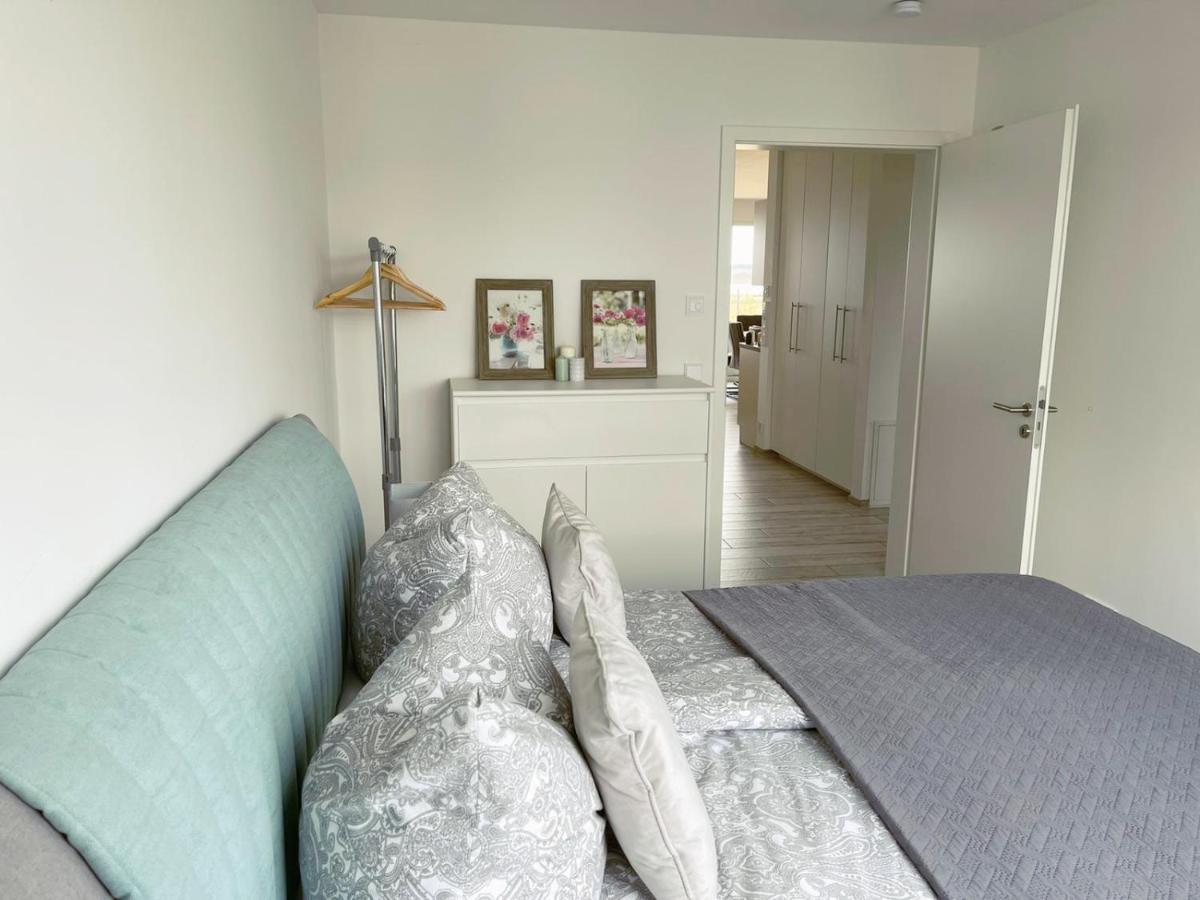 Exklusives Apartment mit Blick auf den See Grossraeschen Exterior foto